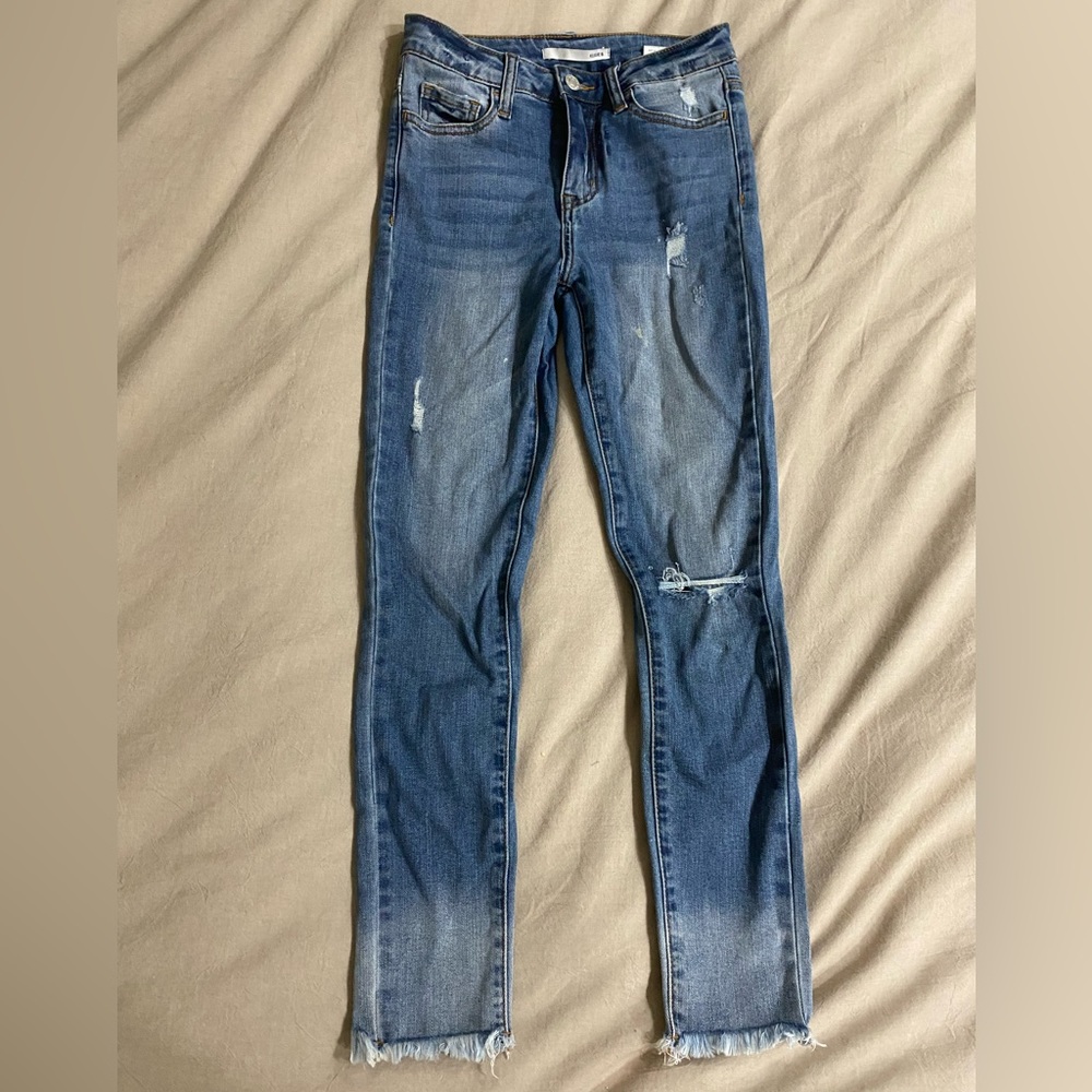 Skinny jeans with frayed edges